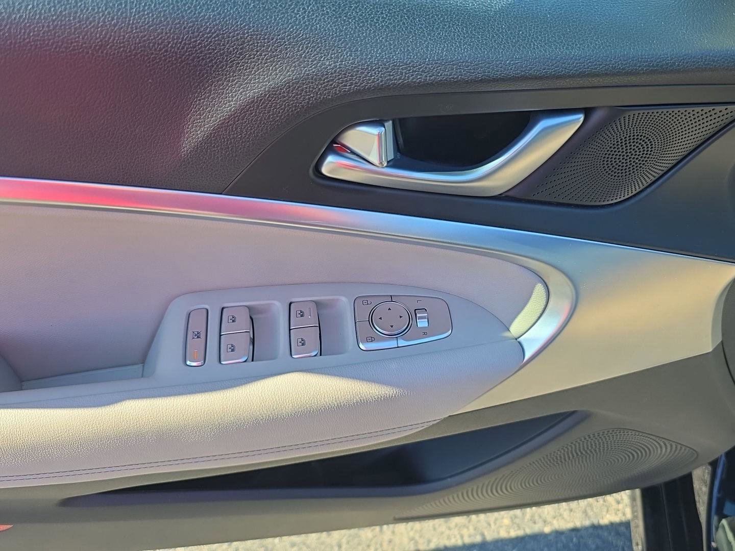 Used 2023 Genesis G70 2.0T image 10