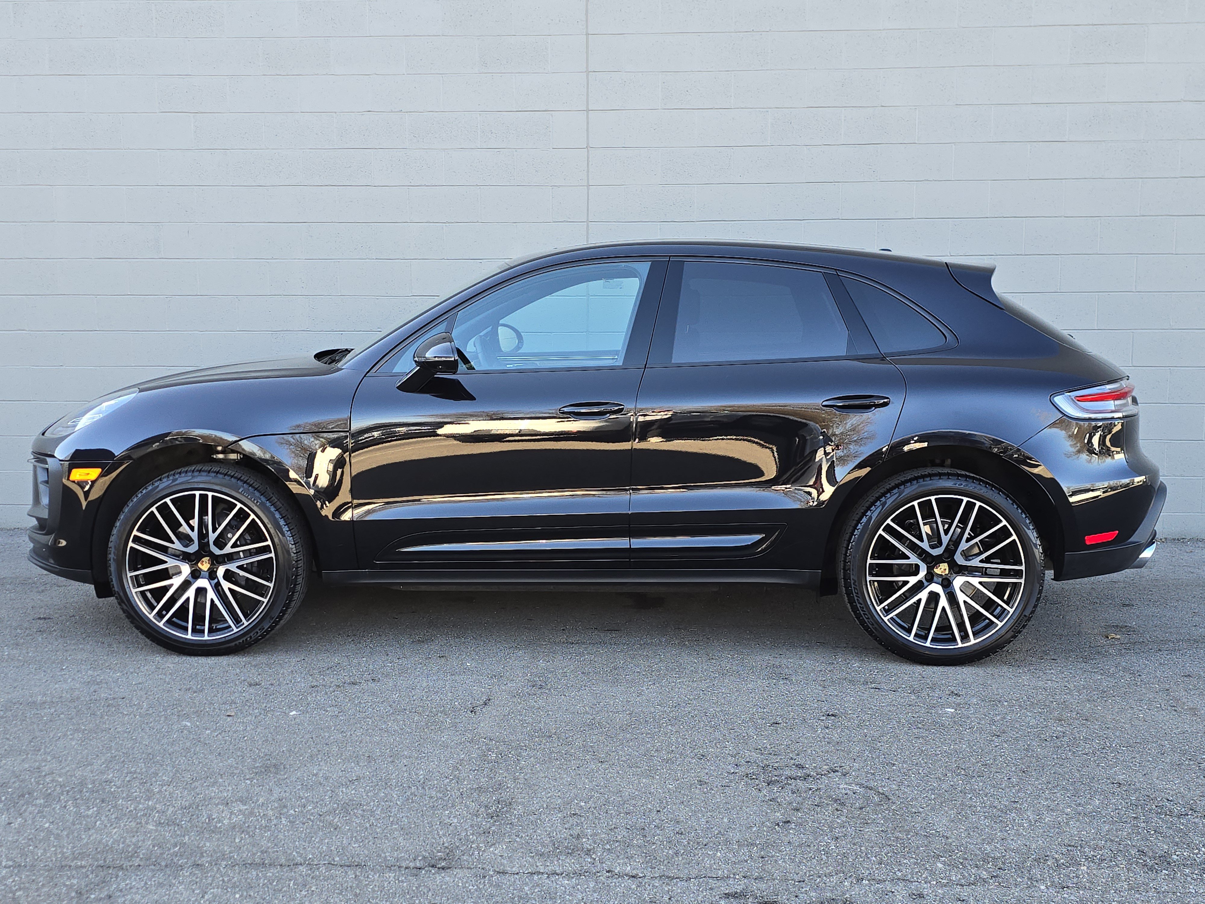 Certified 2025 Porsche Macan AWD/4WD image 2