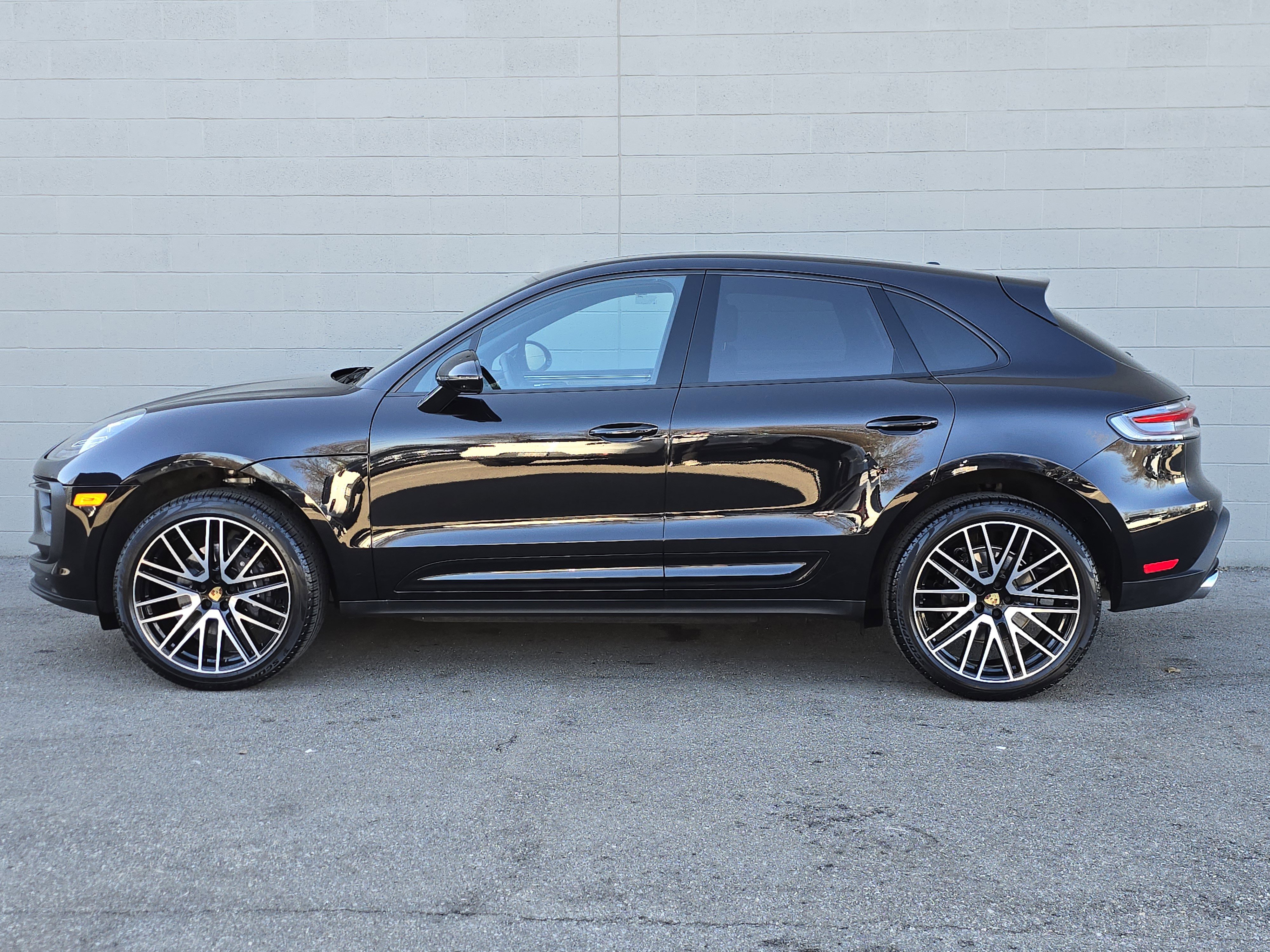 Certified 2025 Porsche Macan image 2