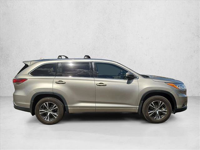Used 2016 Toyota Highlander XLE AWD/4WD image 4