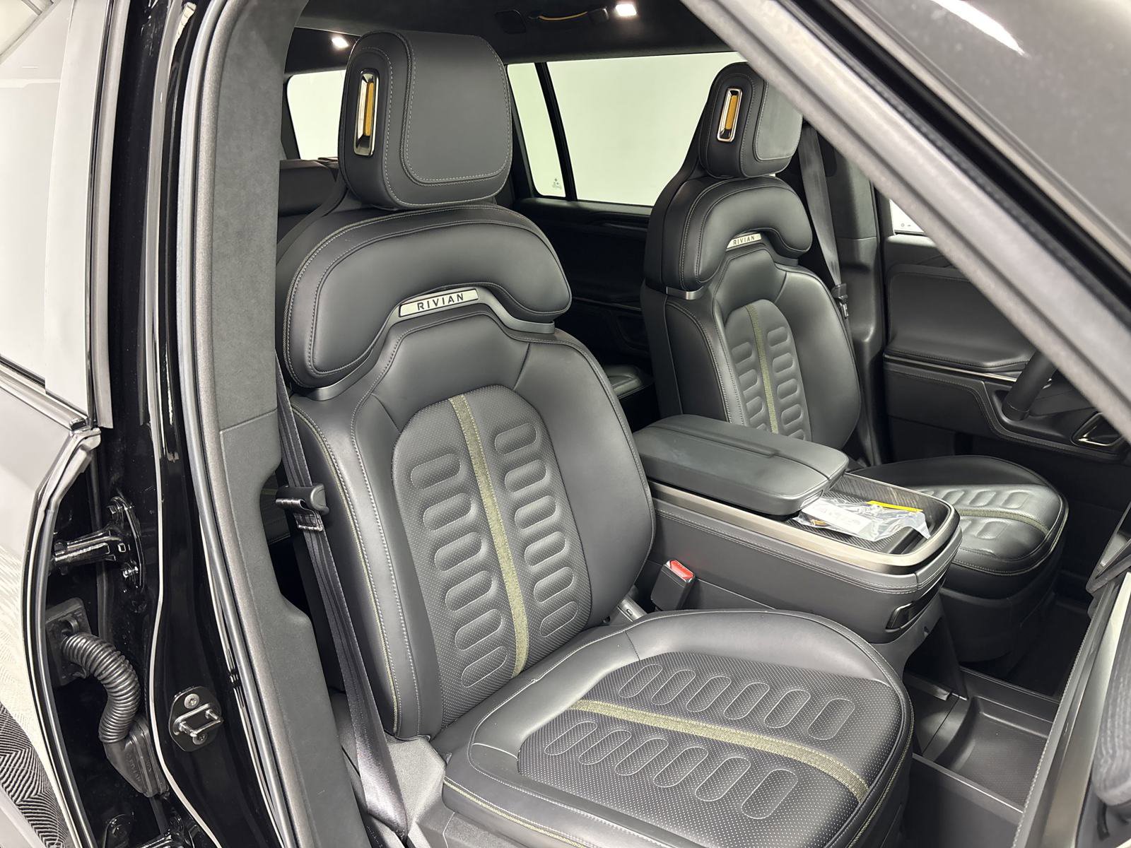 Used 2024 Rivian R1S Adventure image 20