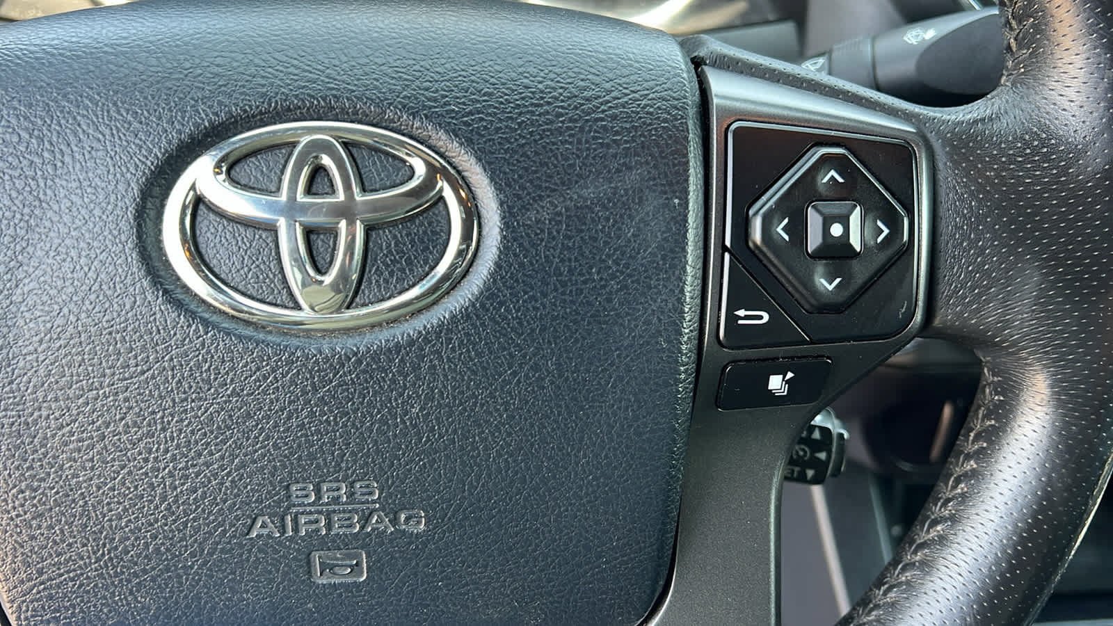 Used 2017 Toyota Tacoma TRD Off-Road w/ Premium & Technology Package AWD/4WD image 20