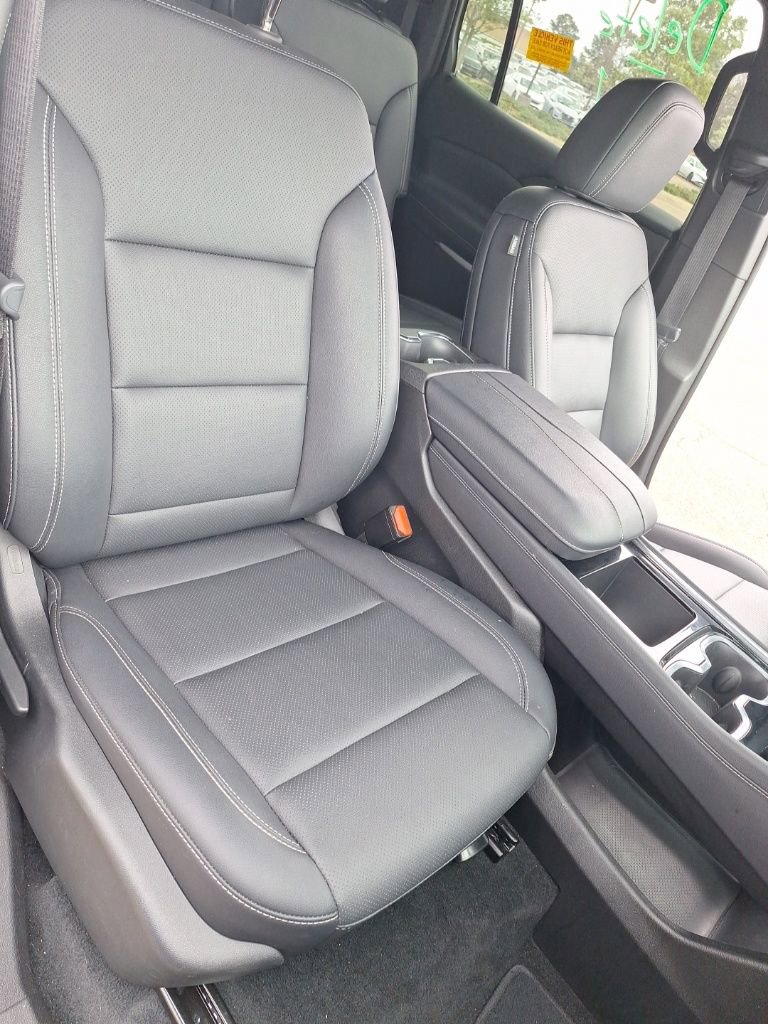 Used 2025 Chevrolet Traverse LT image 33