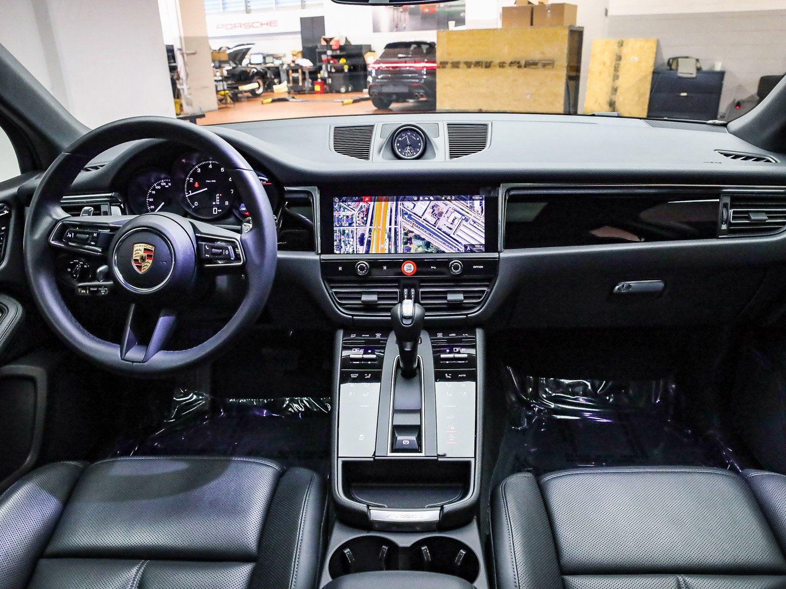 Certified 2025 Porsche Macan image 16