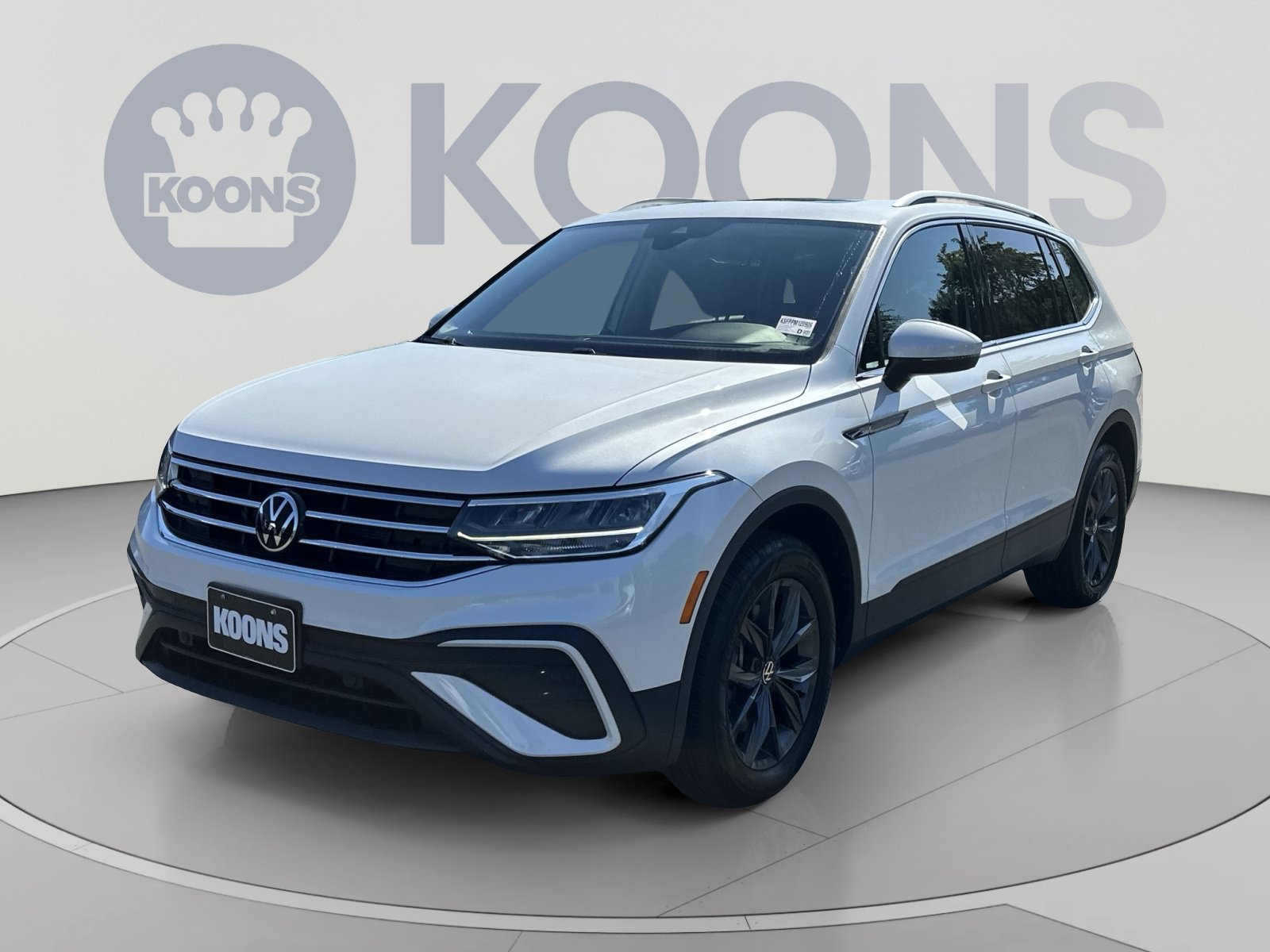 Used 2023 Volkswagen Tiguan SE w/ Panoramic Sunroof Package FWD image 1