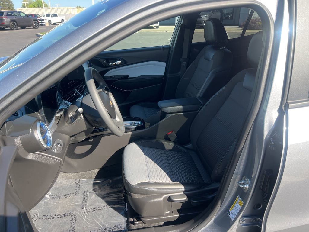 Used 2025 Chevrolet Trax LT FWD image 18