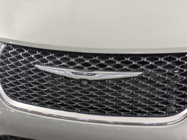 Used 2022 Chrysler Pacifica Touring-L w/ Uconnect Theater Family Group FWD image 9