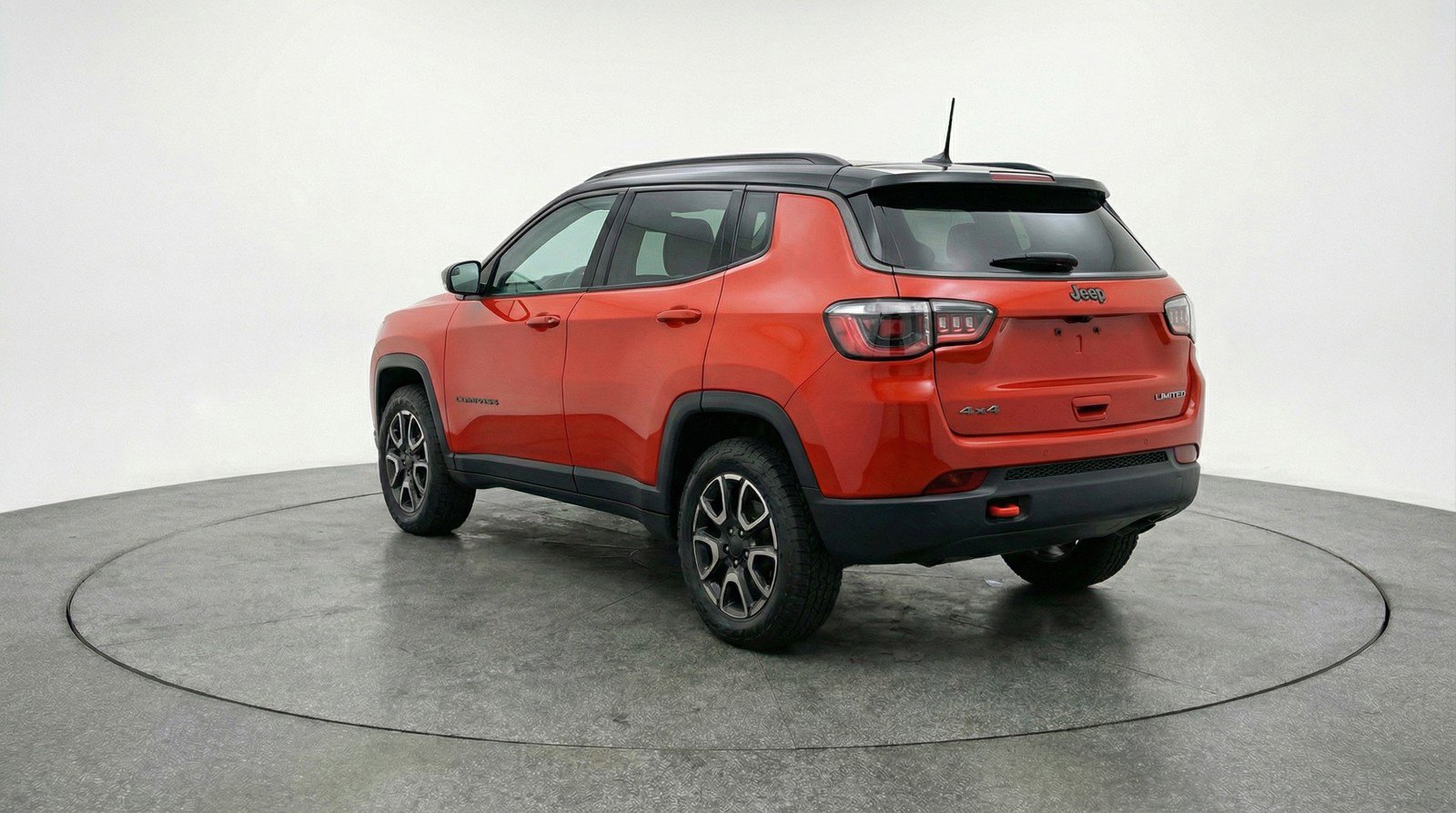Used 2025 Jeep Compass Trailhawk image 5