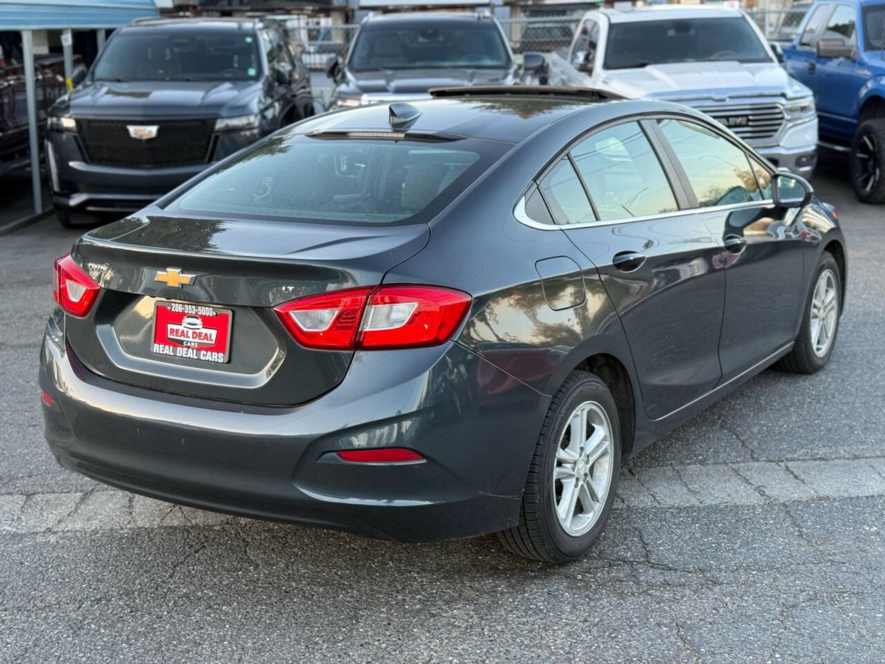 Used 2018 Chevrolet Cruze LT w/ Sun And Sound Package FWD image 4