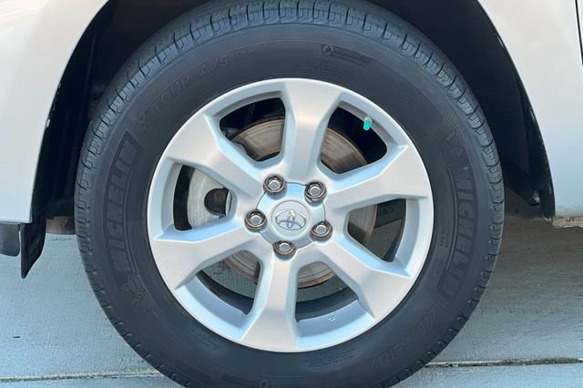 Used 2014 Toyota RAV4 EV image 32