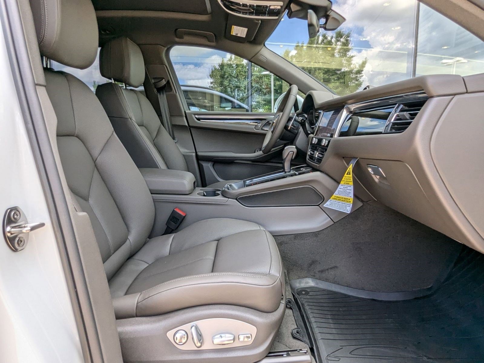 Certified 2025 Porsche Macan AWD/4WD image 25