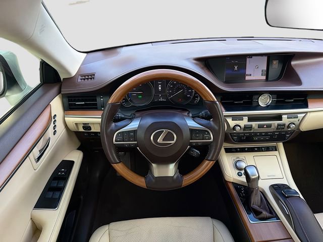 Used 2016 Lexus ES 300h w/ Luxury Package w/Wood Trim image 17