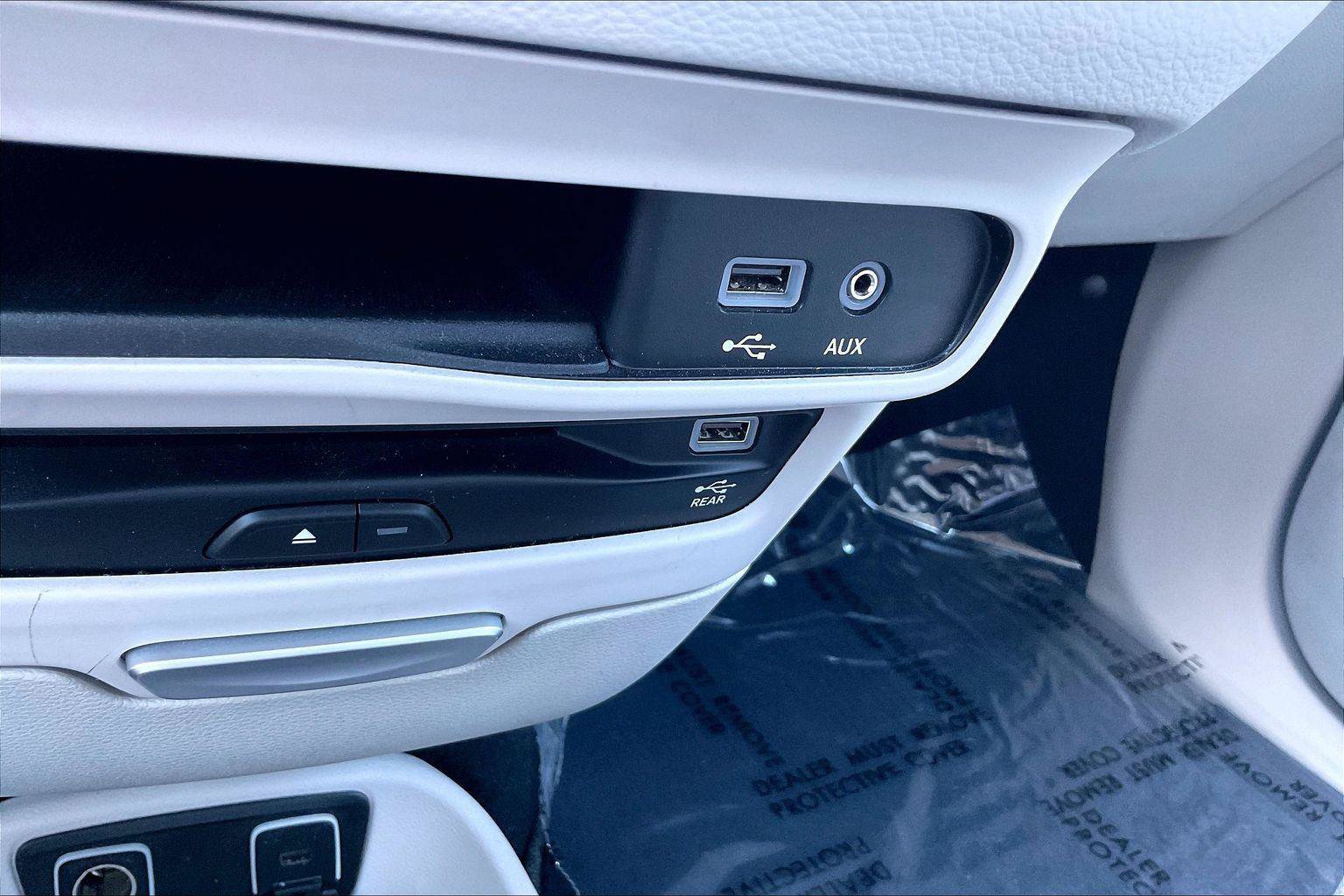 Used 2017 Chrysler Pacifica Touring-L Plus w/ Tire & Wheel Group FWD image 32