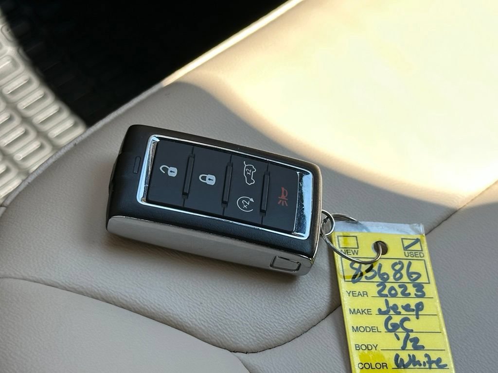 Used 2023 Jeep Grand Cherokee Limited AWD/4WD image 35