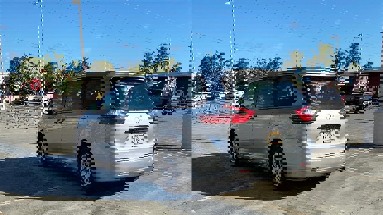 Used 2016 Toyota Sienna LE image 7