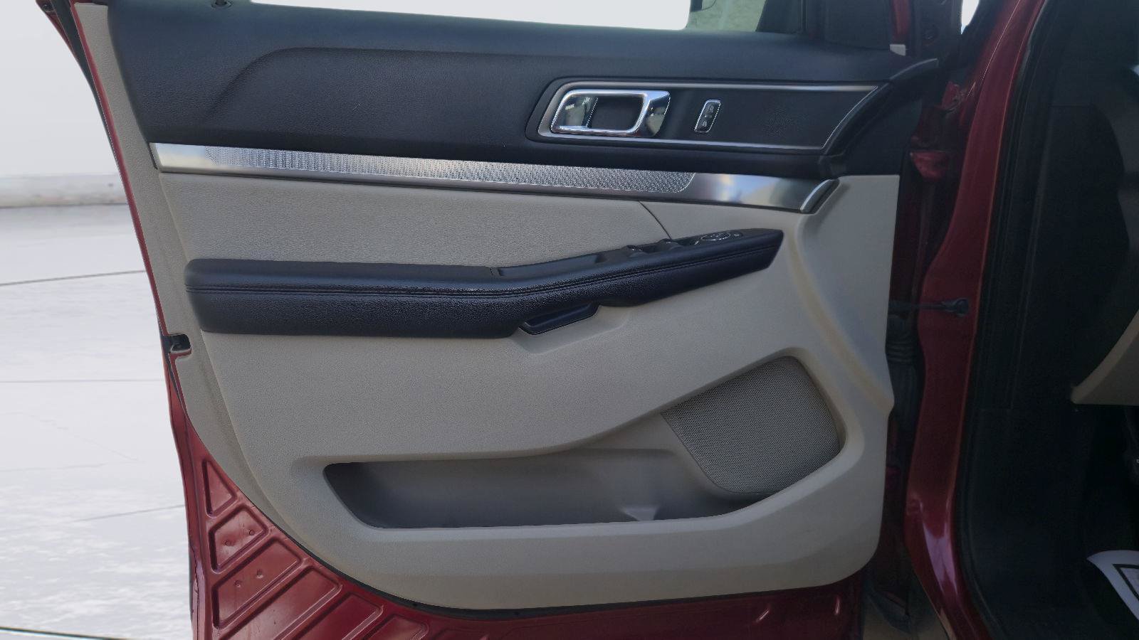 Used 2018 Ford Explorer XLT w/ Equipment Group 202A FWD image 12