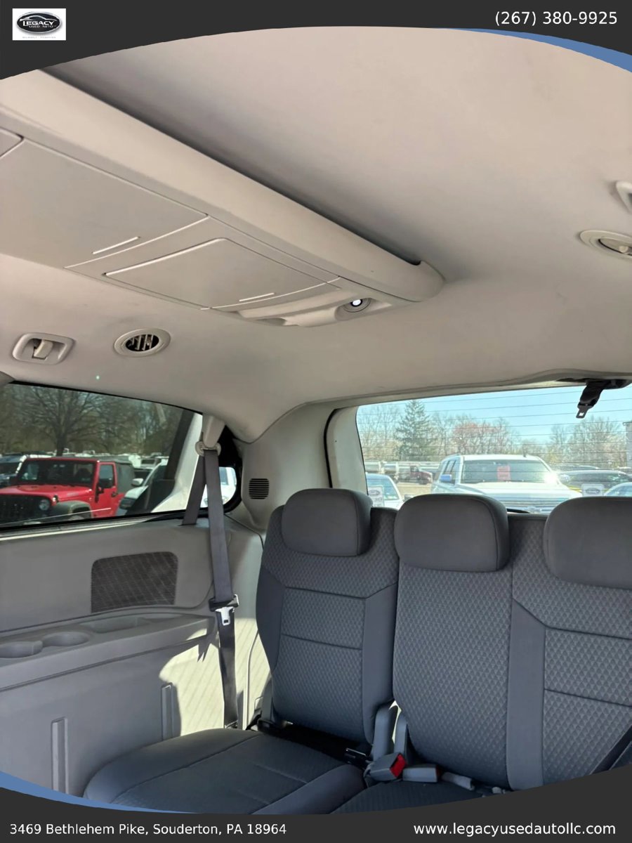 Used 2010 Chrysler Town & Country Touring FWD image 39