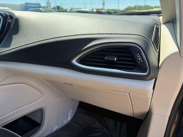 Used 2023 Chrysler Pacifica Limited FWD image 53
