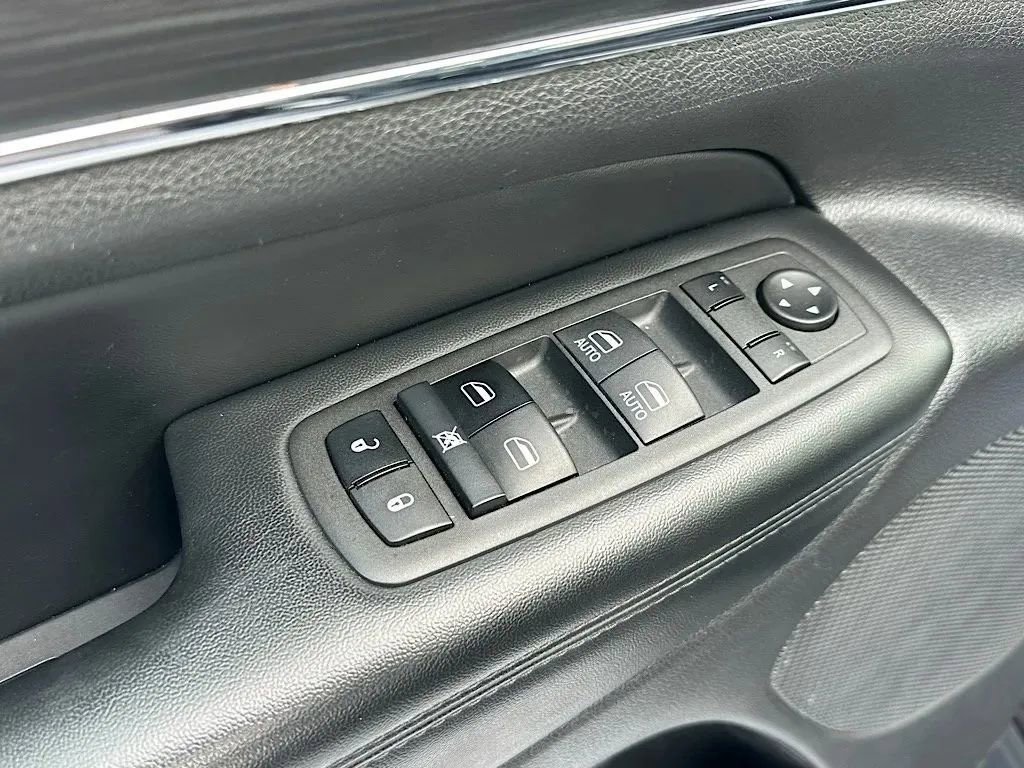 Used 2022 Jeep Grand Cherokee Limited w/ Technology Group image 16