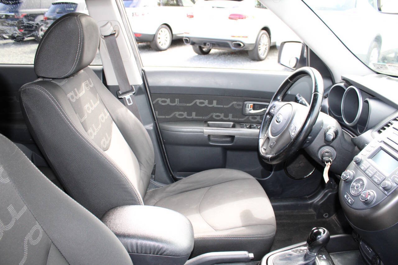 Used 2013 Kia Soul + FWD image 11