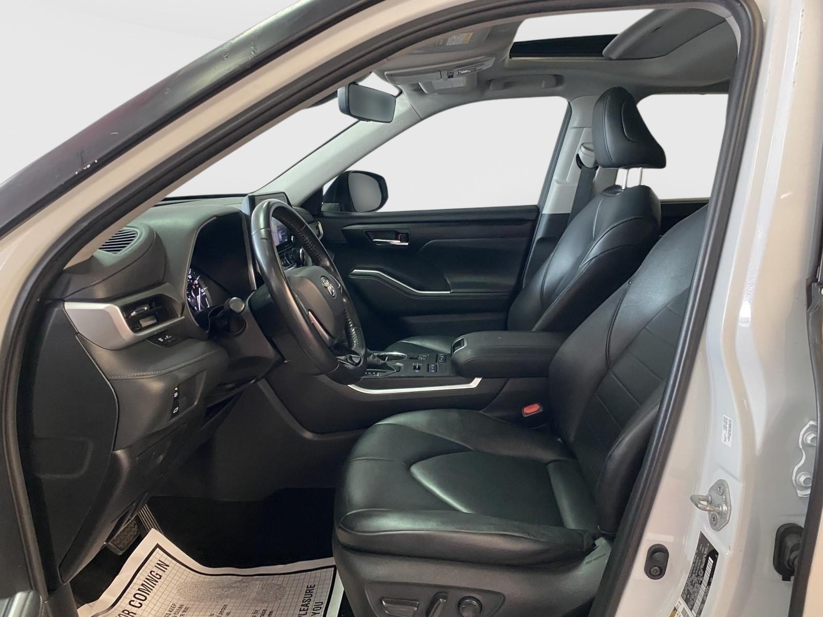 Used 2020 Toyota Highlander XLE AWD/4WD image 30