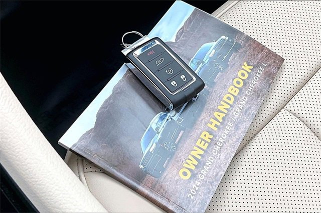 Certified 2024 Jeep Grand Cherokee Limited w/ Luxury Tech Group II image 10