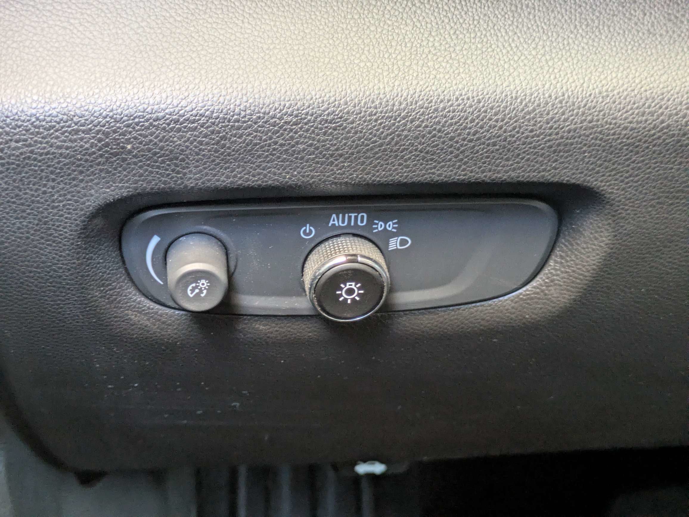 Used 2021 Chevrolet Traverse LS FWD image 16