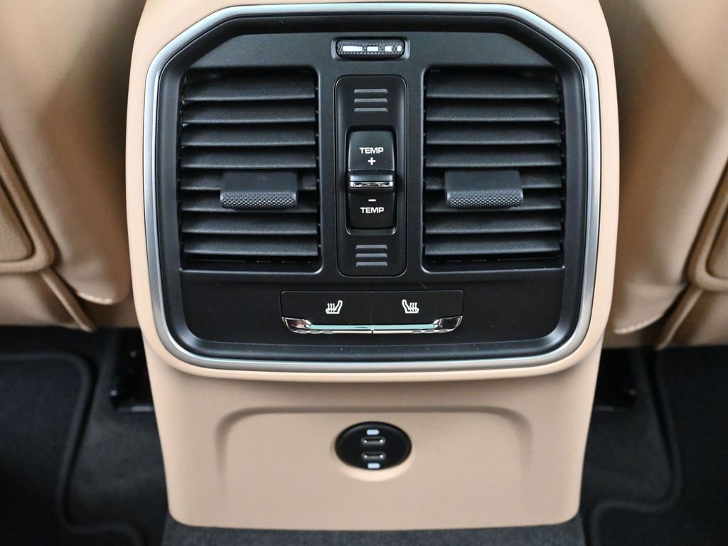 Certified 2026 Porsche Macan AWD/4WD image 8