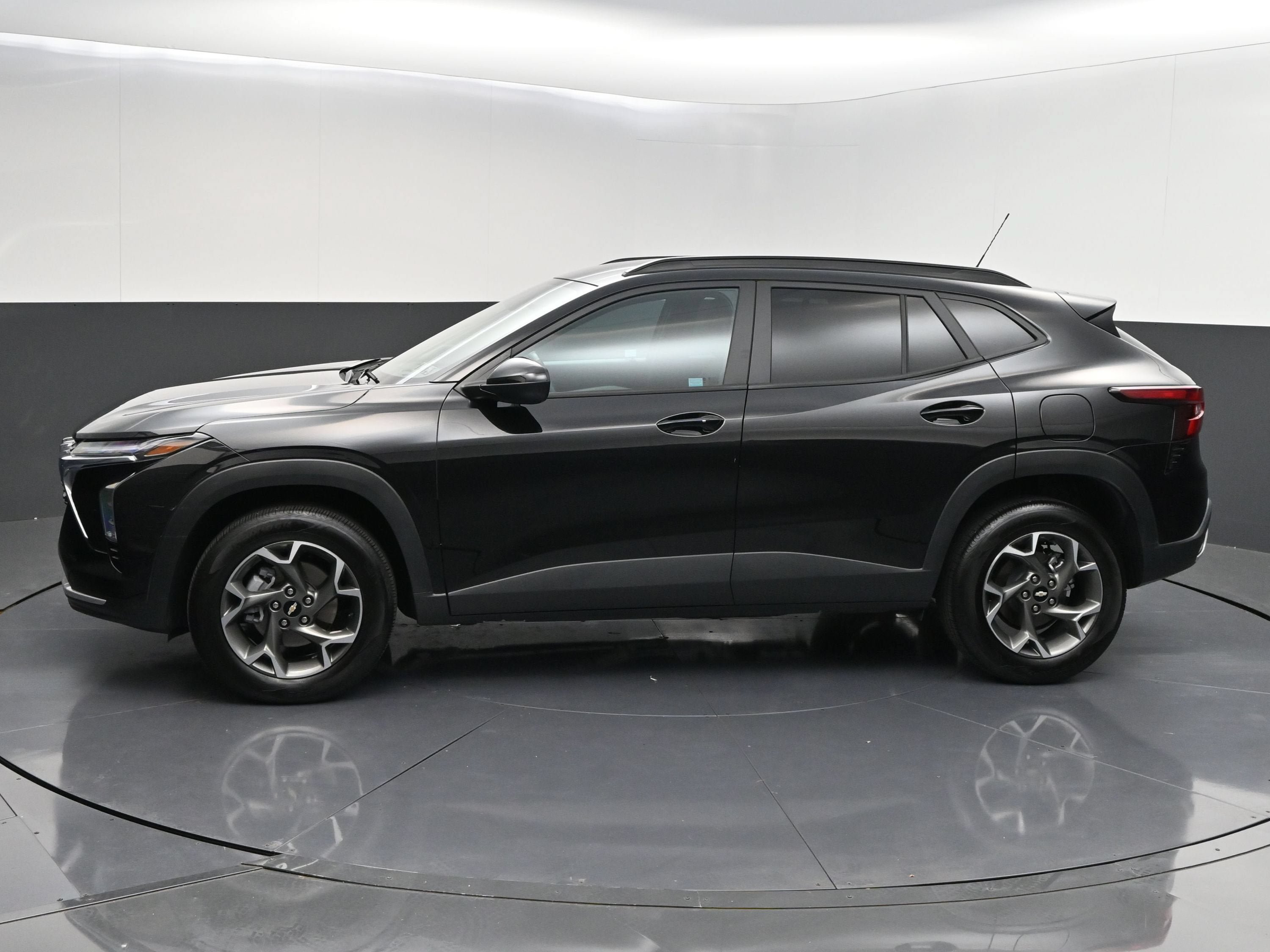 Used 2025 Chevrolet Trax LT w/ LT Convenience Package FWD image 4