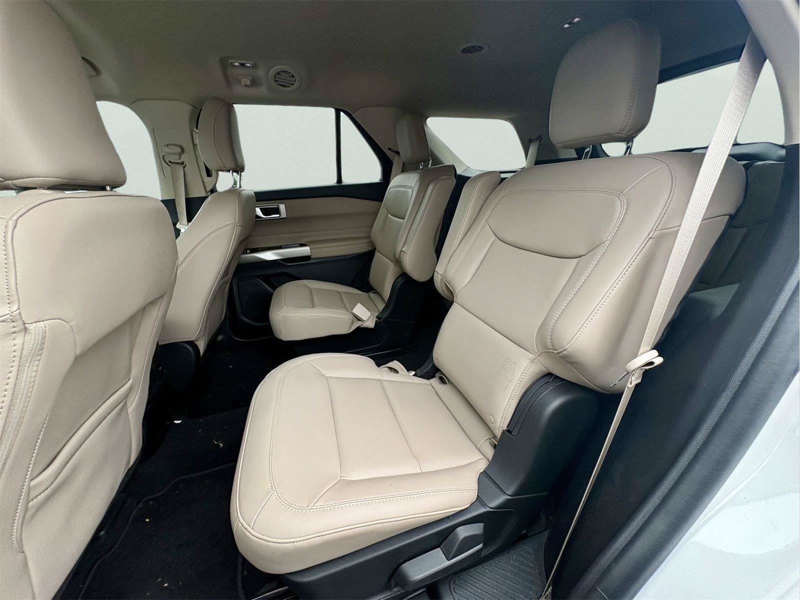 Used 2023 Ford Explorer XLT w/ Equipment Group 202A RWD image 9