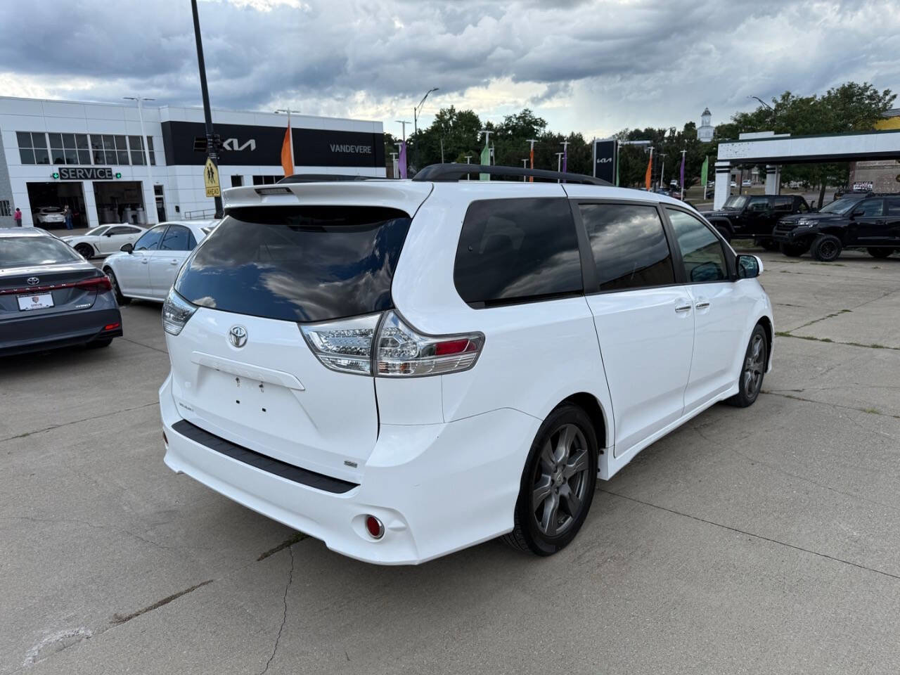 Used 2017 Toyota Sienna SE Premium image 4
