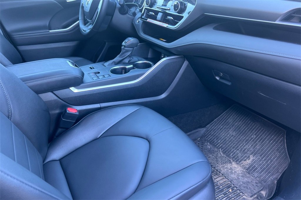 Certified 2025 Toyota Highlander XLE image 18