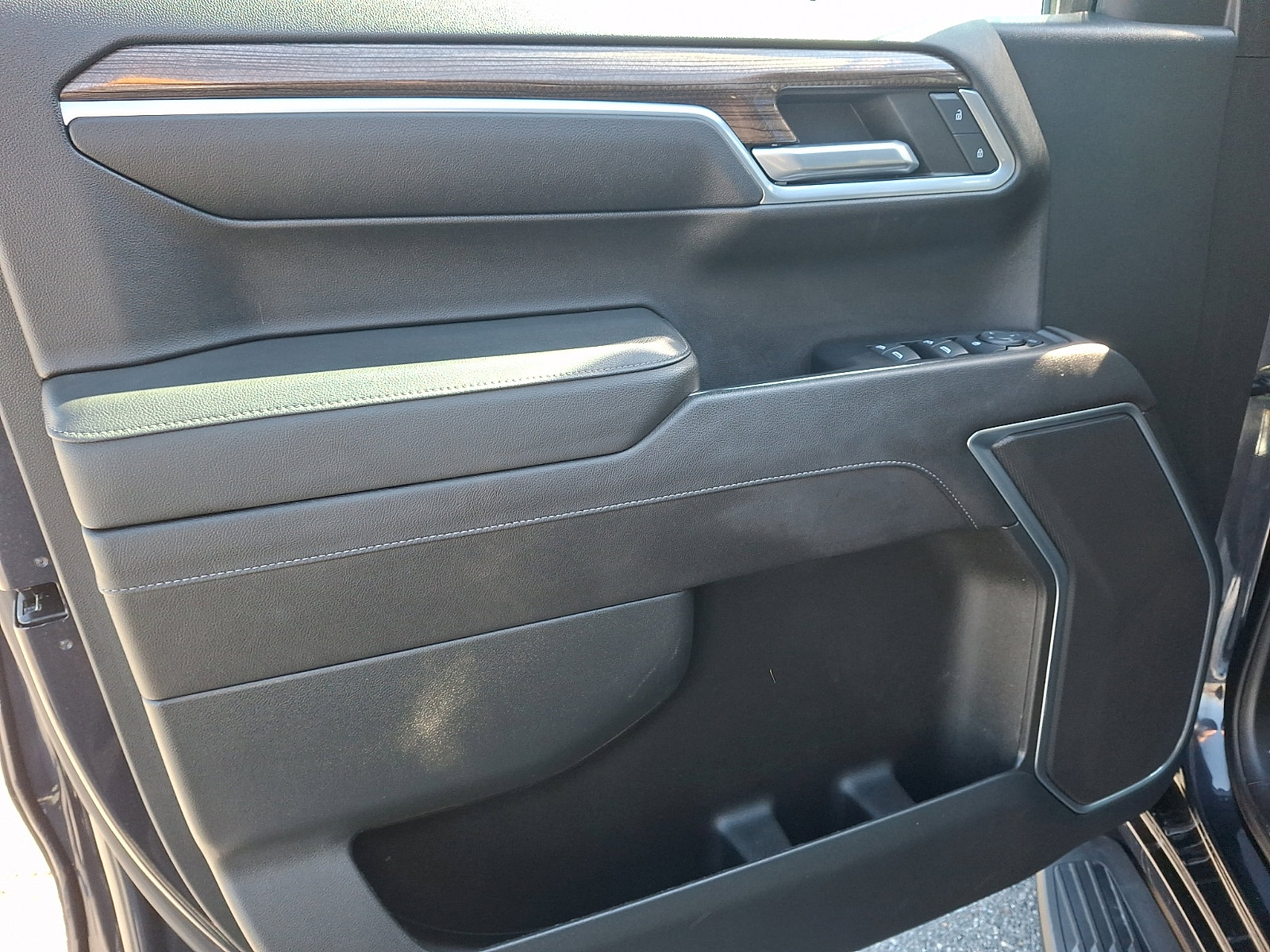 Used 2023 Chevrolet Silverado 1500 RST w/ Z71 Off-Road Package image 12