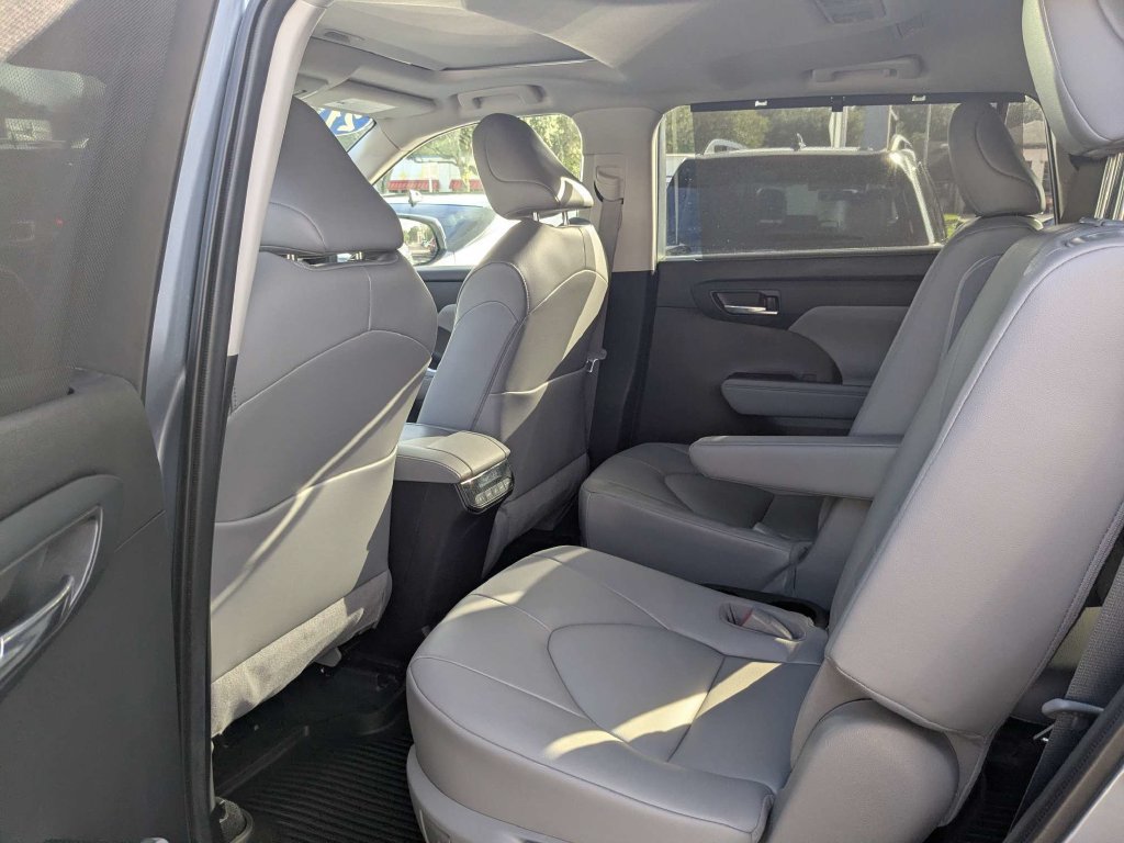 Used 2021 Toyota Highlander XLE AWD/4WD image 21