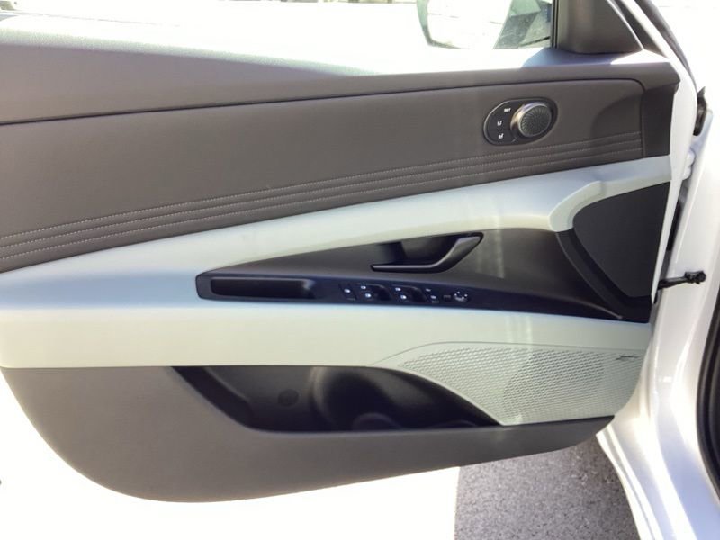 New 2025 Hyundai Elantra Limited image 22