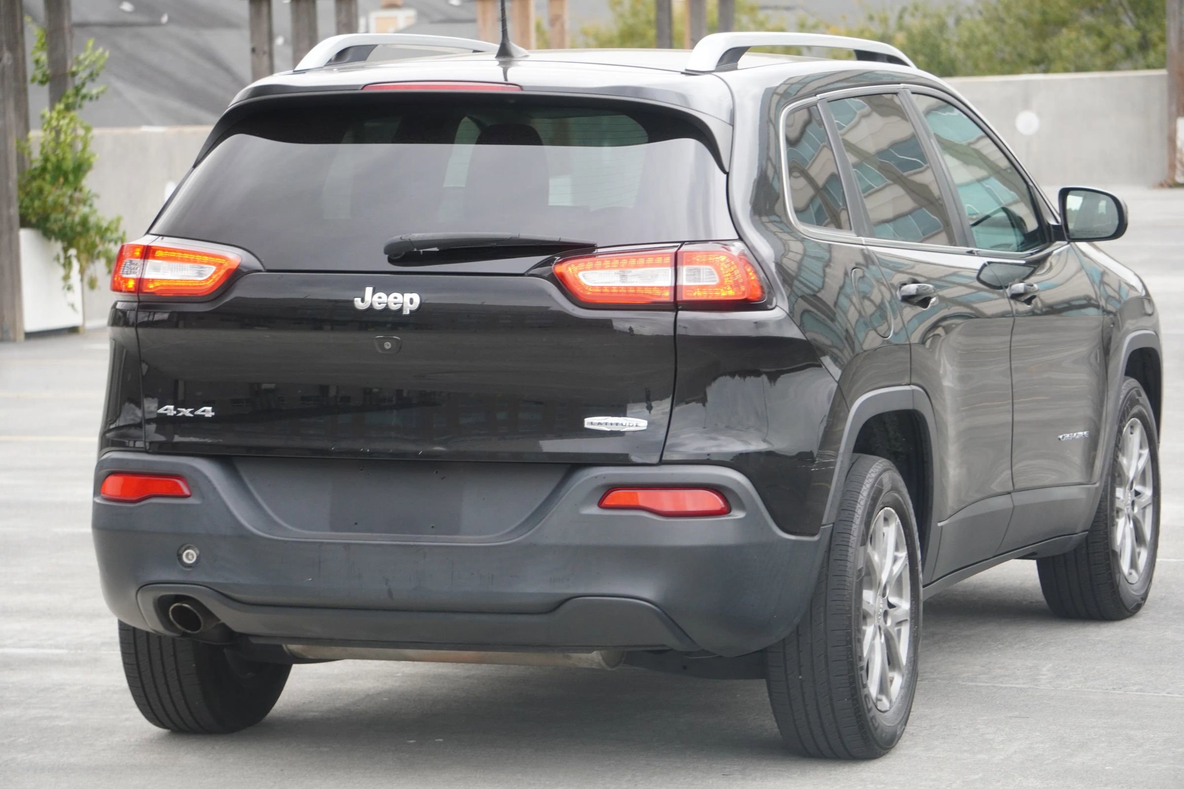 Used 2018 Jeep Cherokee Latitude Plus w/ Cold Weather Group image 31