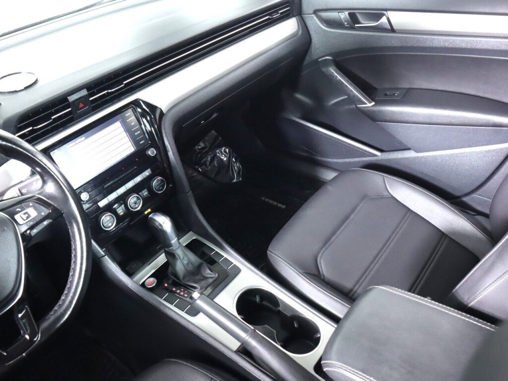 Used 2020 Volkswagen Passat 2.0T SE image 31