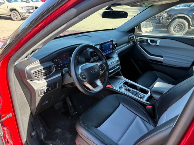 Used 2023 Ford Explorer XLT w/ Equipment Group 202A image 6