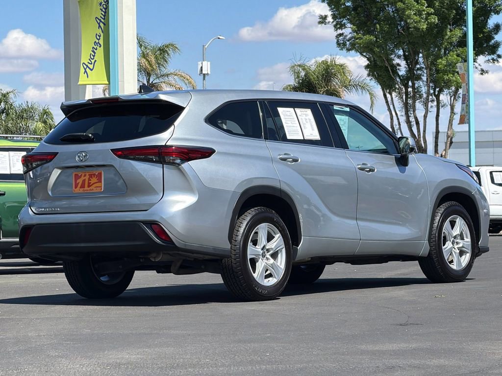 Used 2022 Toyota Highlander L FWD image 3