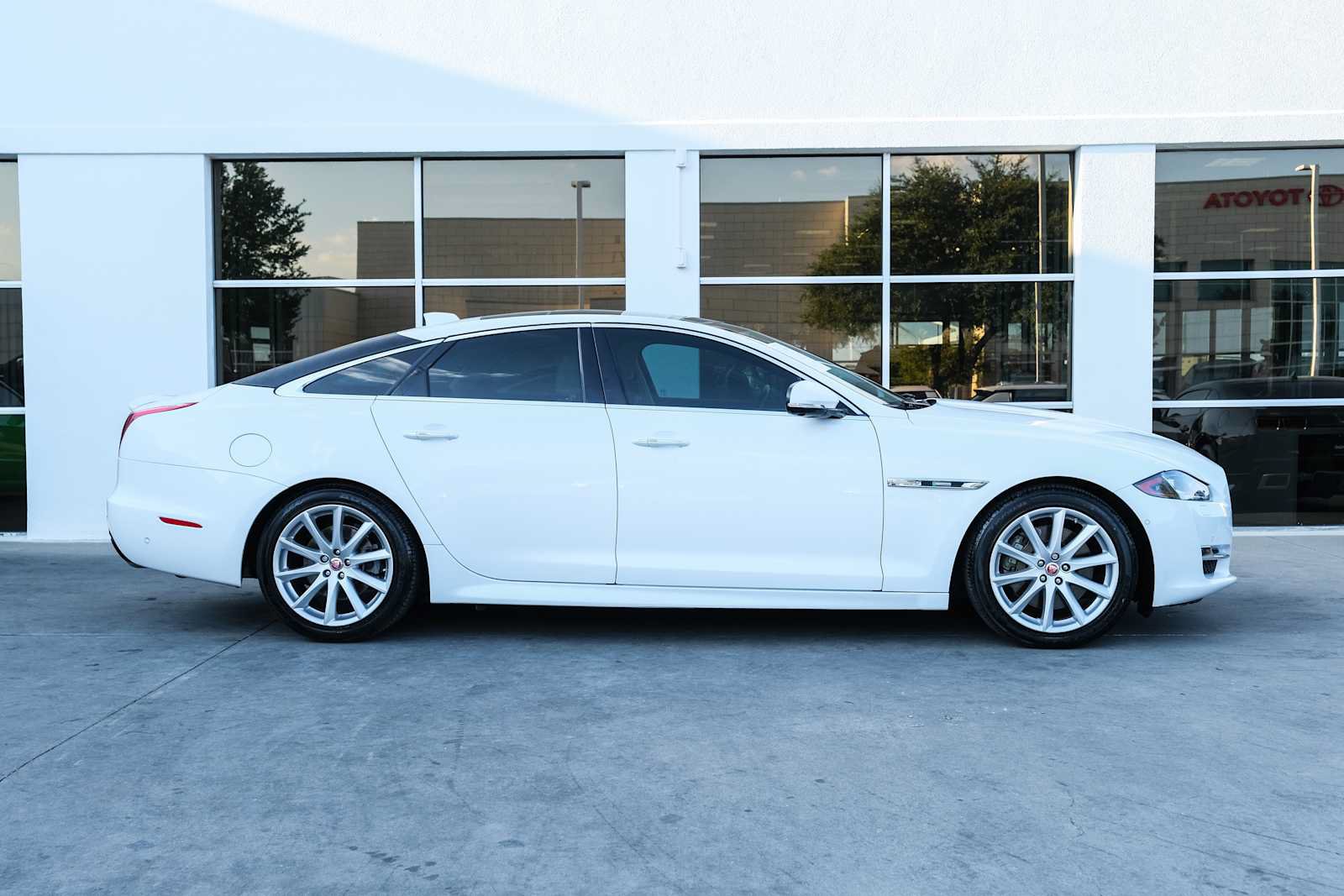 Used 2017 Jaguar XJ R-Sport RWD image 7
