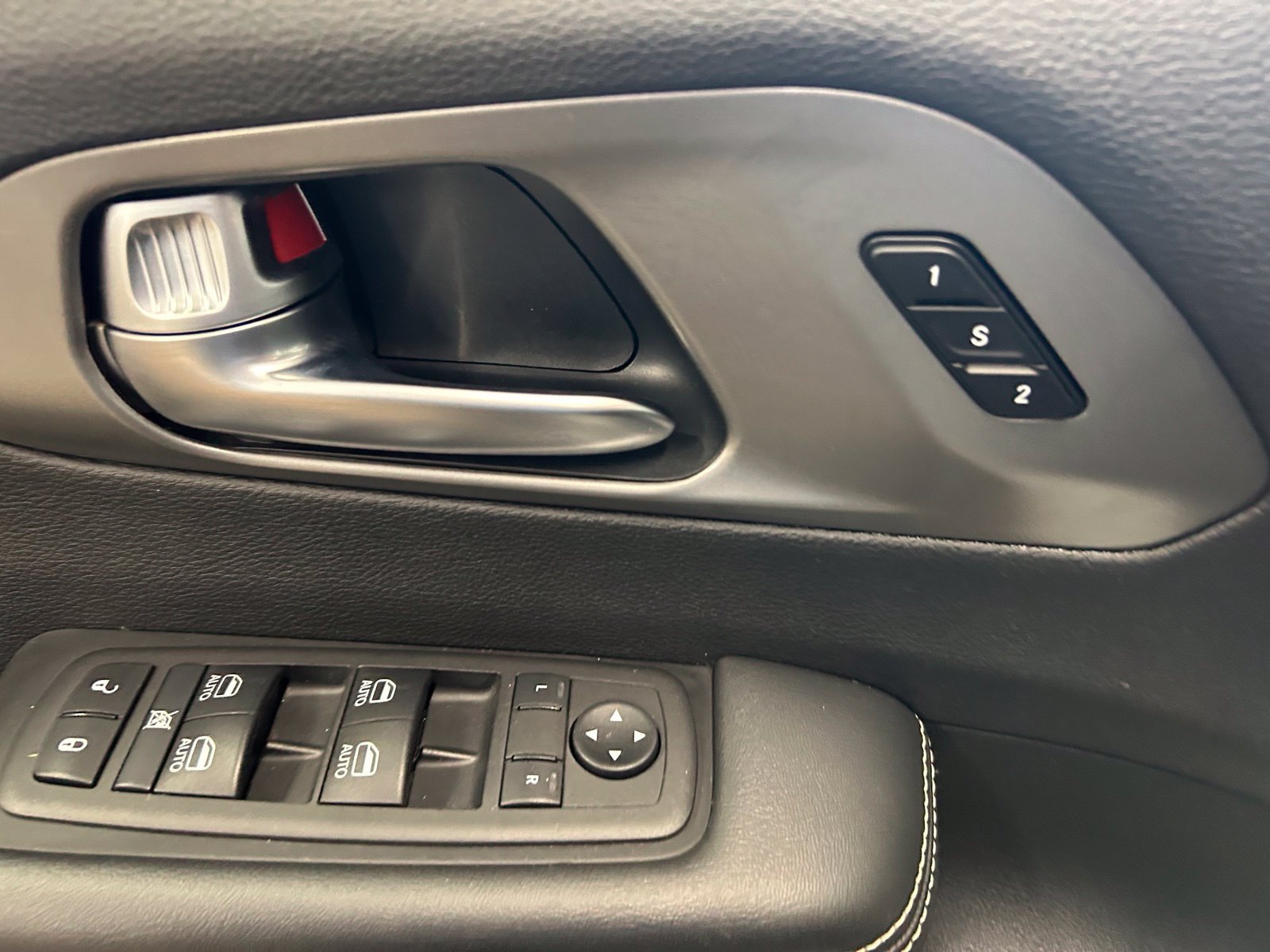 Used 2025 Chrysler Pacifica Select FWD image 13