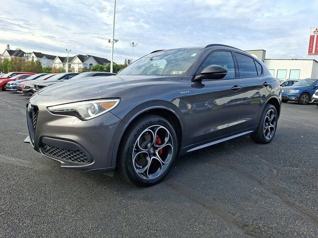 Used 2022 Alfa Romeo Stelvio Veloce AWD/4WD image 3