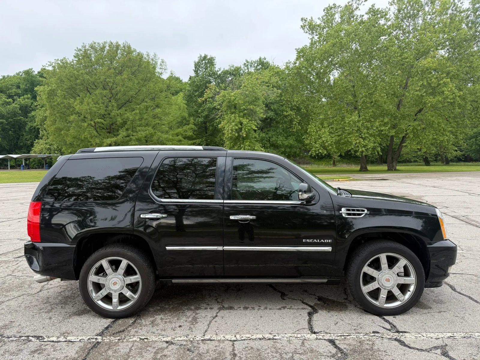 Used 2013 Cadillac Escalade Luxury RWD image 4