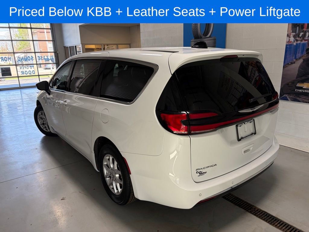 Used 2024 Chrysler Pacifica Touring-L FWD image 6