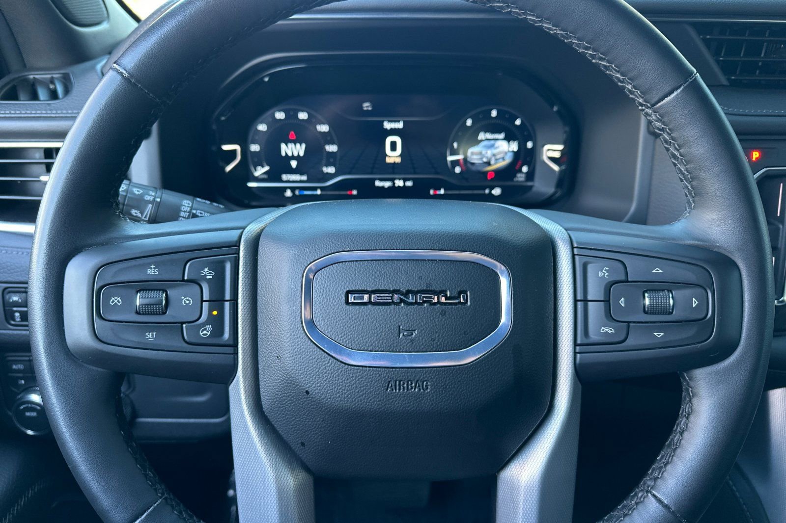 Used 2024 GMC Yukon XL Denali AWD/4WD image 27
