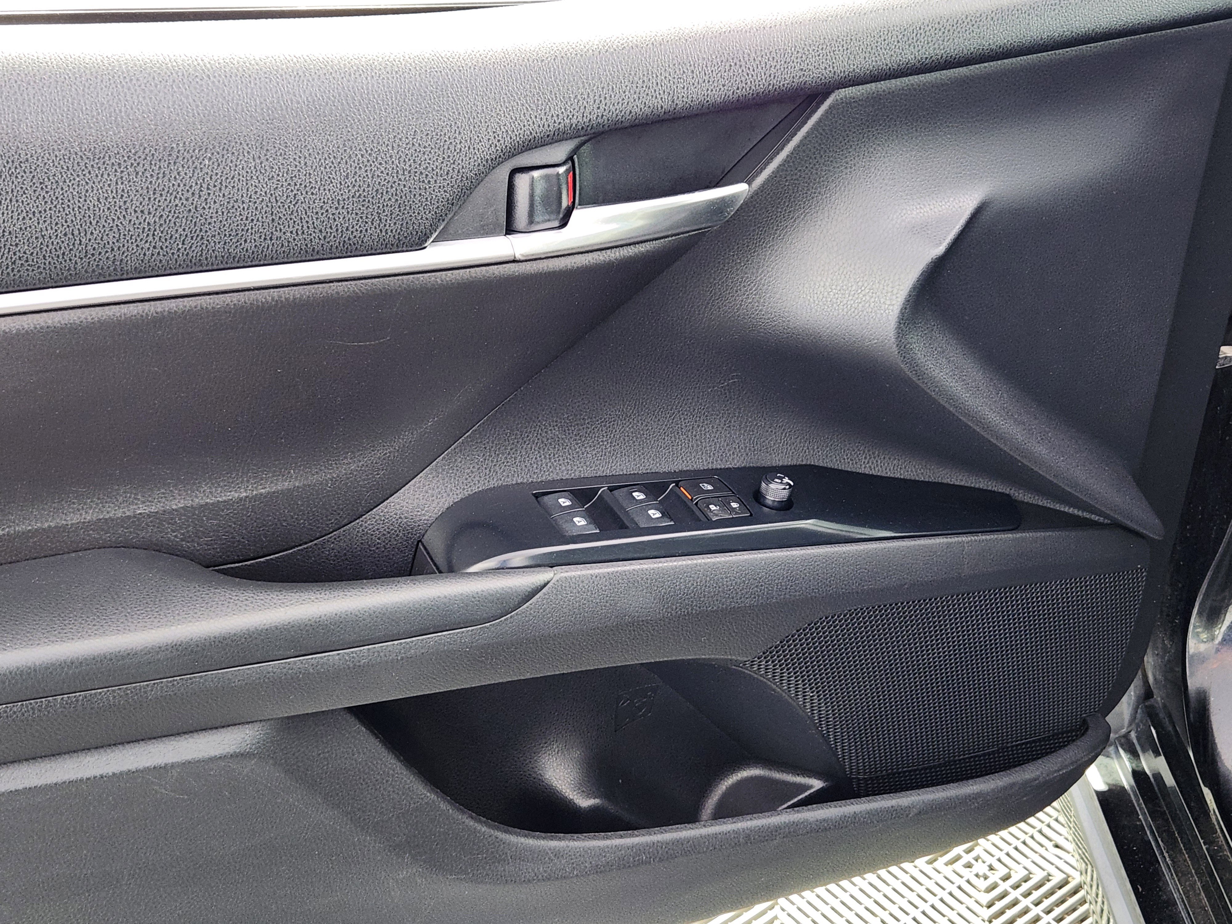 Used 2020 Toyota Camry SE FWD image 16