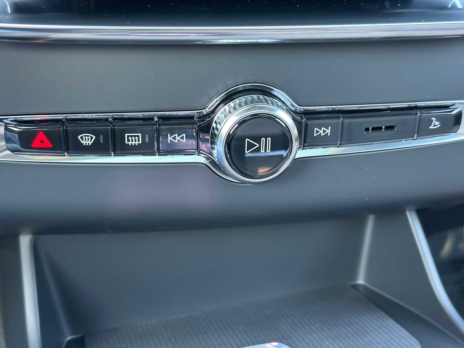 New 2026 Volvo XC90 B6 Plus w/ Protection Package Premier image 34
