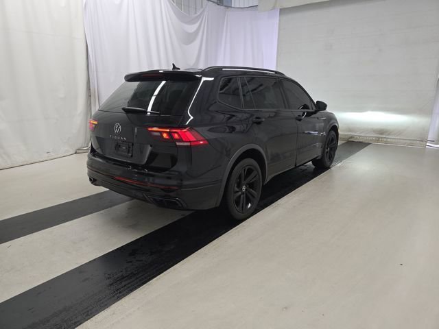 Used 2024 Volkswagen Tiguan SE R-Line image 3