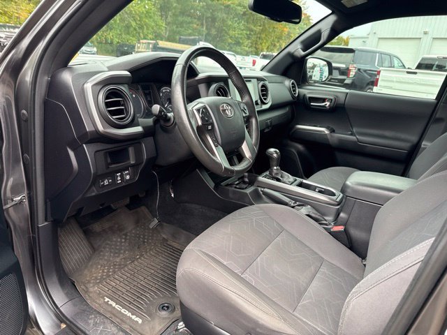 Used 2017 Toyota Tacoma TRD Sport w/ Exterior Package AWD/4WD image 18