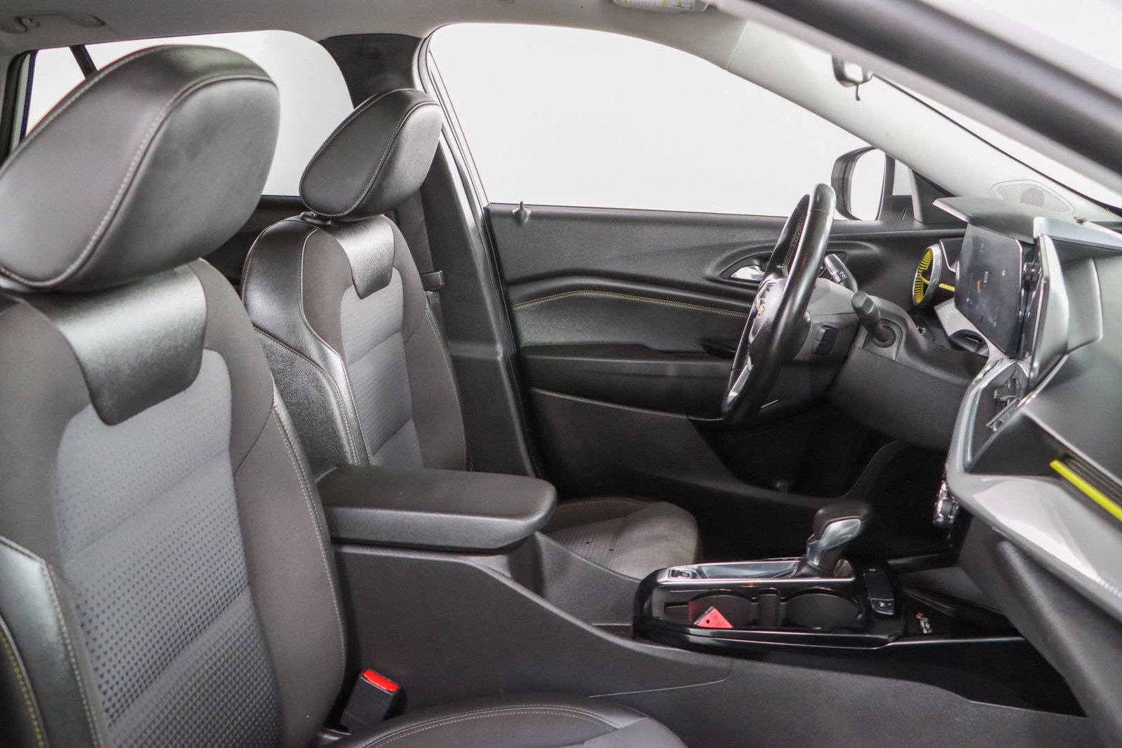 Used 2024 Chevrolet Trax LT w/ Sunroof Package FWD image 26